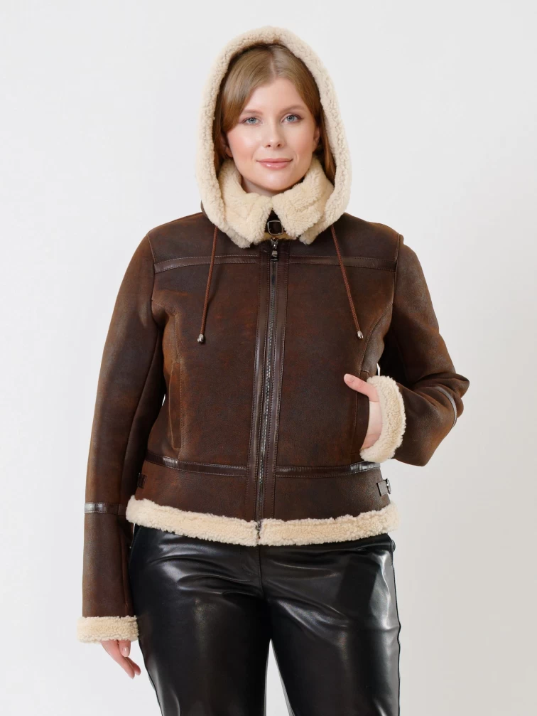 Короткая женская дубленка авиатор из керли с капюшоном 205, коричневая, размер 44, артикул 62161-1