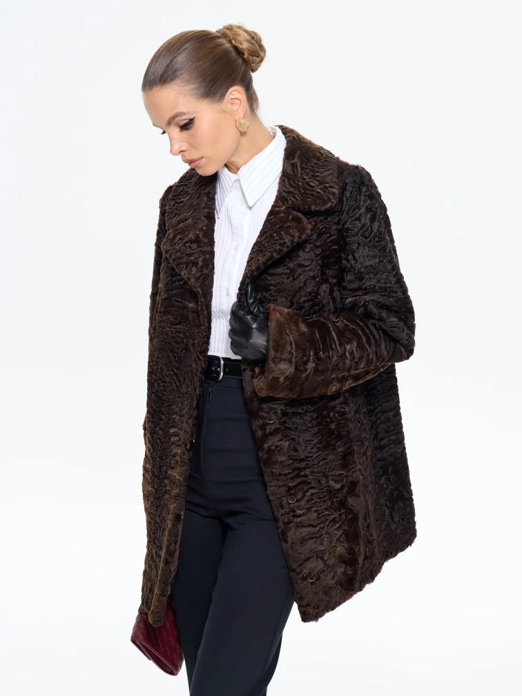 Короткая женская шуба из меха каракульчи Алиса, коричневая, размер 48, артикул 65560-3