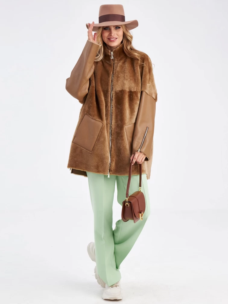 Короткая молодежная женская дубленка из астрагана премиум класса 2035, коричневая, размер 52, артикул 63260-3