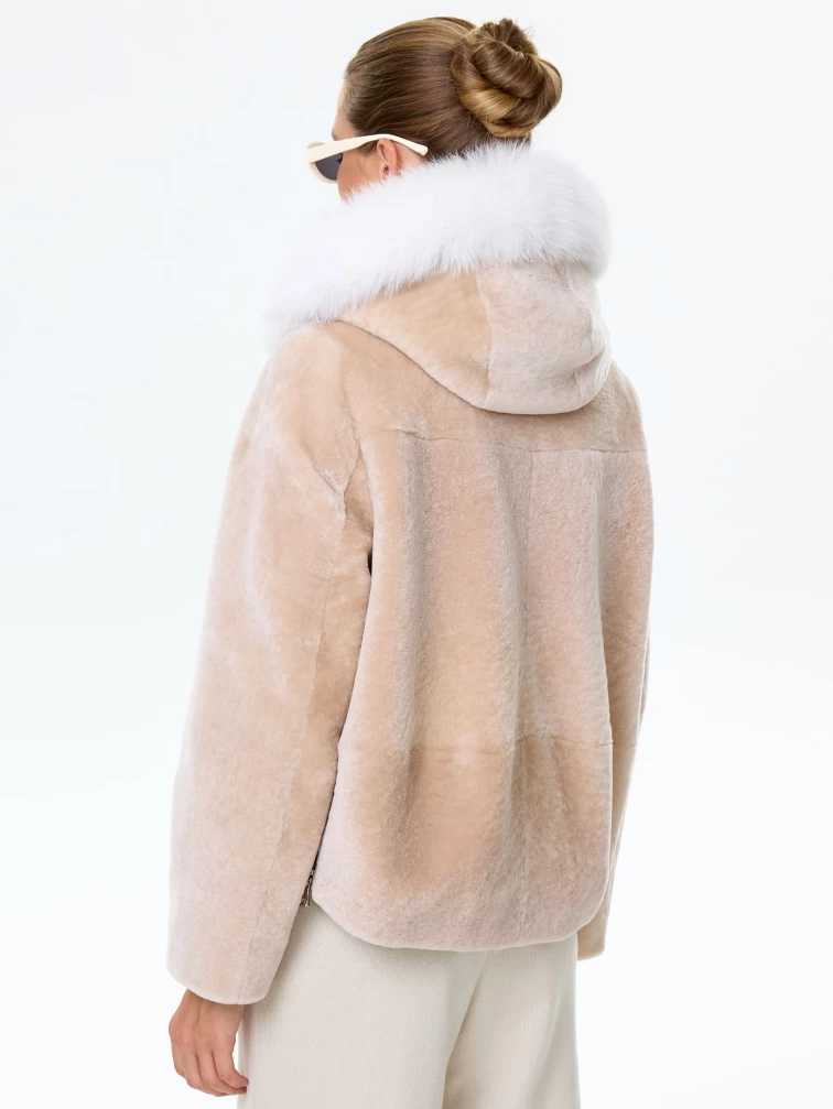 Короткая женская дубленка из астрагана с капюшоном и отделкой мехом песца 48мех, бежевая, размер 46, артикул 17581-6