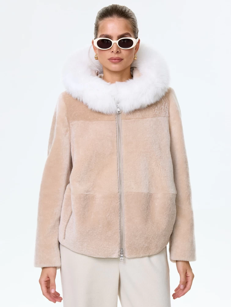 Короткая женская дубленка из астрагана с капюшоном и отделкой мехом песца 48мех, бежевая, размер 46, артикул 17581-5