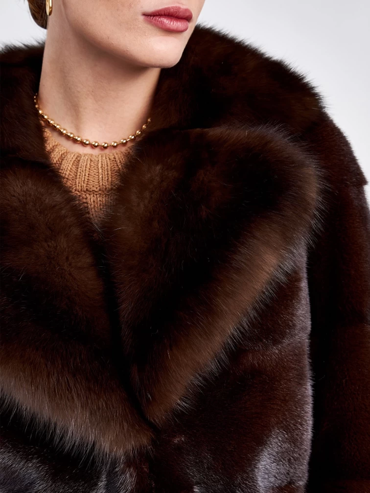 Шуба из меха норки женская 2а(авс), короткая, с воротником из меха соболя, коричневая, размер 44, артикул 33370-4