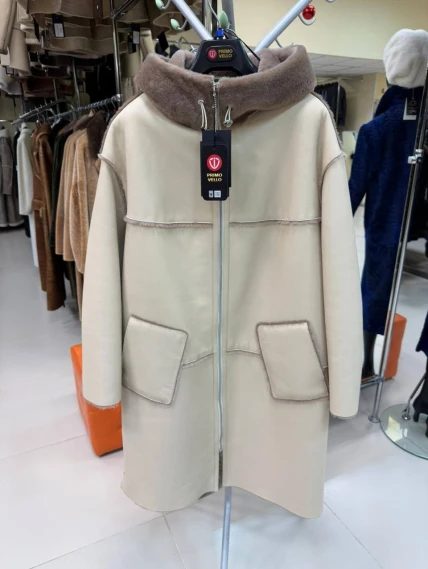 Бежевая женская дубленка с капюшоном 2077, размер 50, артикул 65110-0