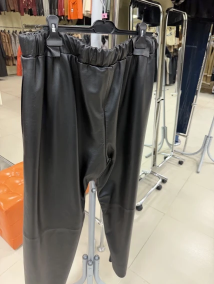 Черные широкие кожаные женские брюки 06, размер 56, артикул 86070-1
