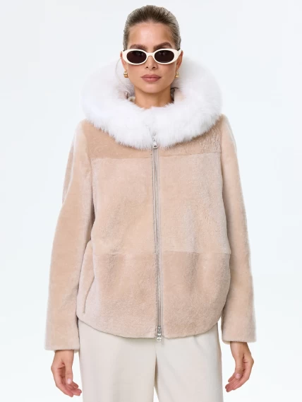 Короткая женская дубленка из астрагана с капюшоном и отделкой мехом песца 48мех, бежевая, размер 46, артикул 17581-5