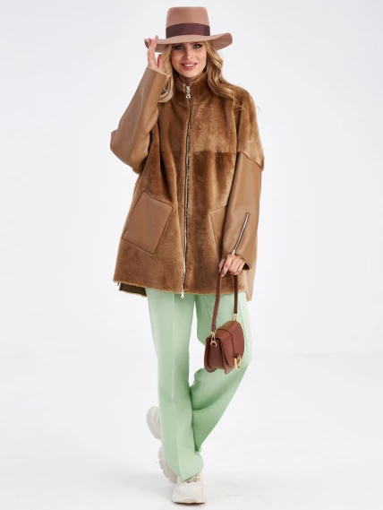 Короткая молодежная женская дубленка из астрагана премиум класса 2035, коричневая, размер 52, артикул 63260-3