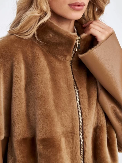 Короткая молодежная женская дубленка из астрагана премиум класса 2035, коричневая, размер 52, артикул 63260-6