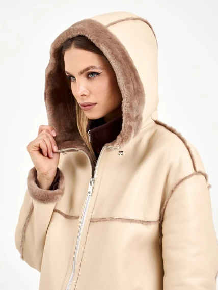 Короткая женская дубленка с капюшоном 2075, светло-коричневая, размер 44, артикул 65070-3