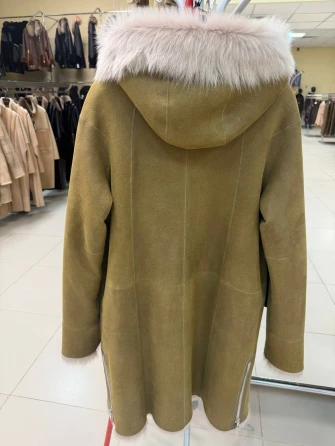 Бежевая женская дубленка с капюшоном из тосканы 2067-1